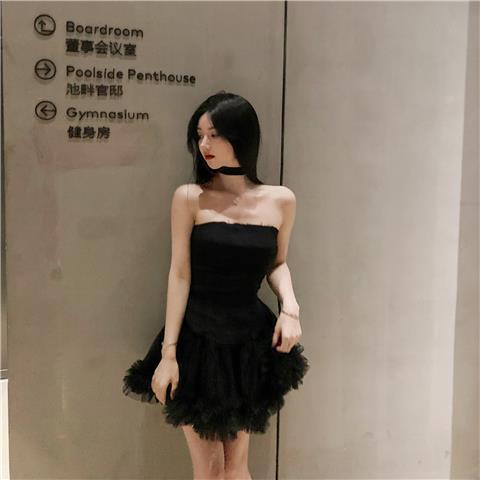 Set áo trễ vai và chân váy xòe, phong cách quyến rũ, gợi cảm, bộ đồ cho các nàng ngọt ngào