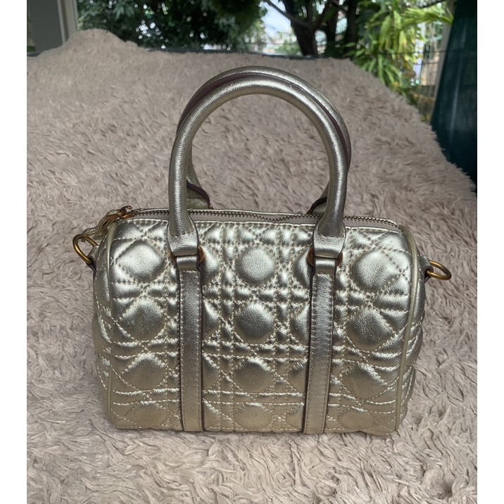 Túi chuẩn si. Túi qua sử dụng. Khách vui lòng xem hình nếu muốn biết thêm thông tin sản phẩm mời khách vô chat . Thanks.