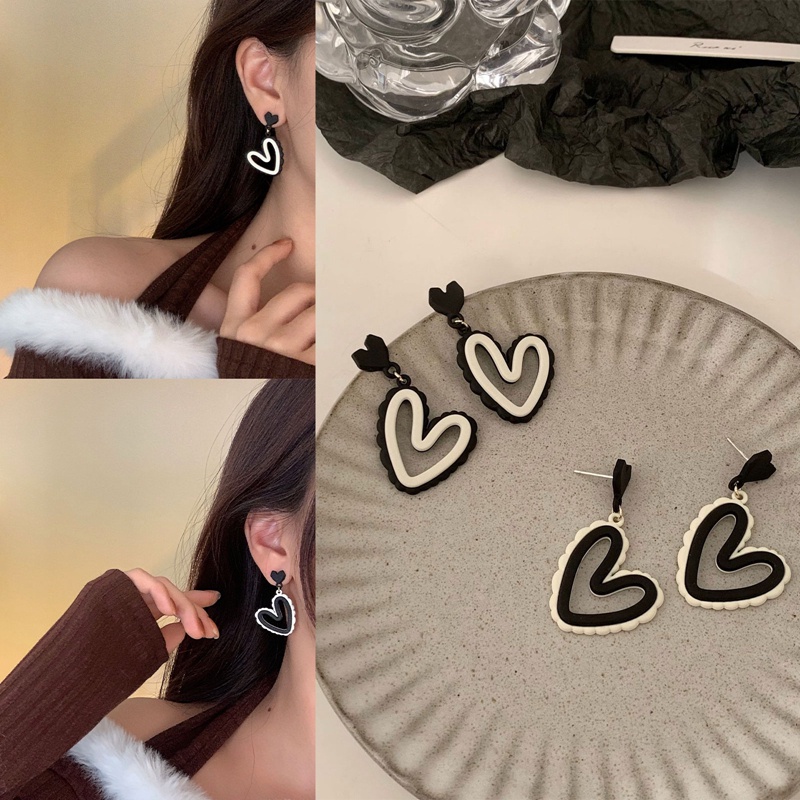 Khuyên Tai Hình Trái Tim Rỗng Màu Trắng Đen Phong Cách Hàn Quốc Dễ Thương Dành Cho Bạn Nữ
