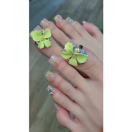 Charm túi titan chà neo siêu hot charm túi da và dây nịt con ong titan hoa to ngón chân 2023