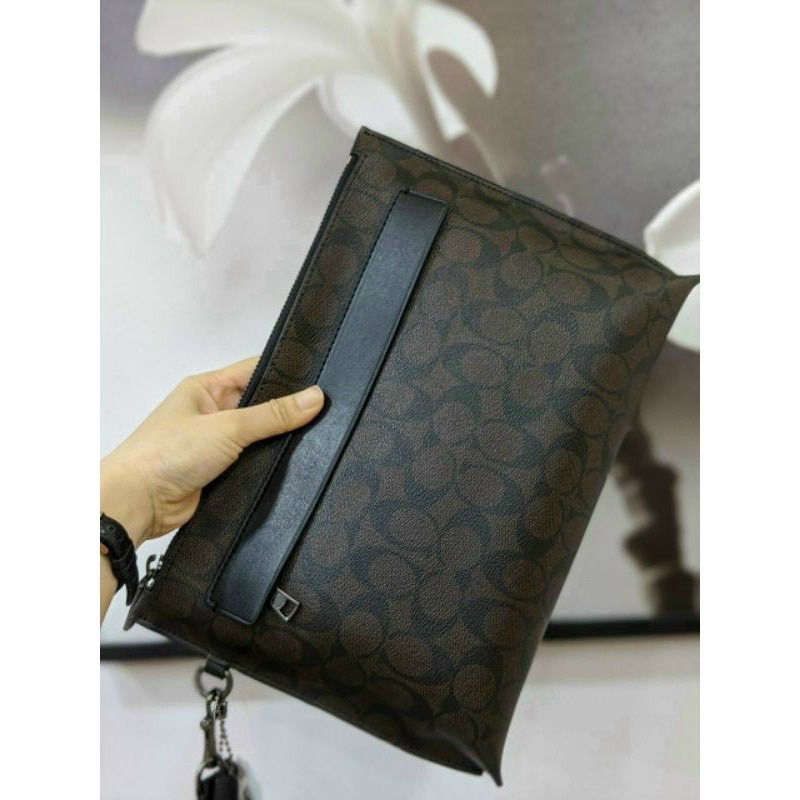 Clutch cầm tay Coach da thật sang chảnh