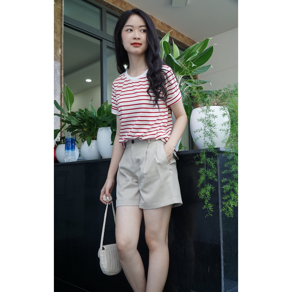 Áo thun kẻ sọc + quần short kaki