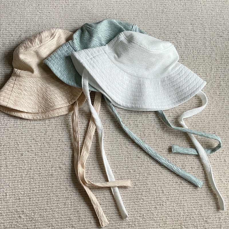 Nón tai bèo rộng vành che nắng, có dây cột nơ, chất vải vân NEE NEE STRAP BUCKET HAT