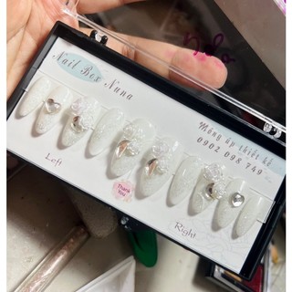 Nailbox Nuna móng úp thiết kế màu trắng charm bông hồng và đá khối