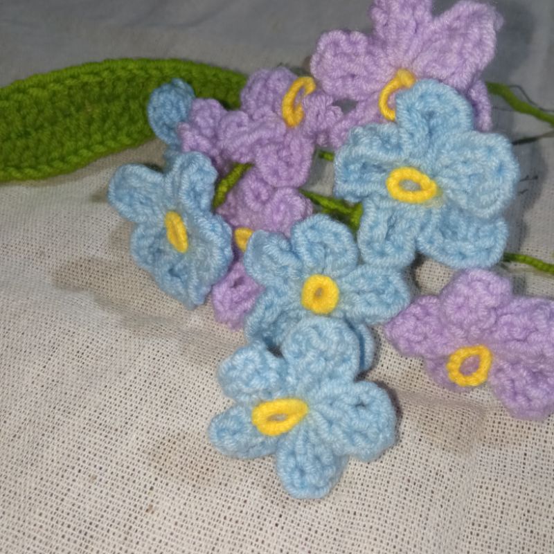 Bó hoa lưu ly dễ thương thường dùng làm quà tặng, trang trí có gói sẵn bằng len