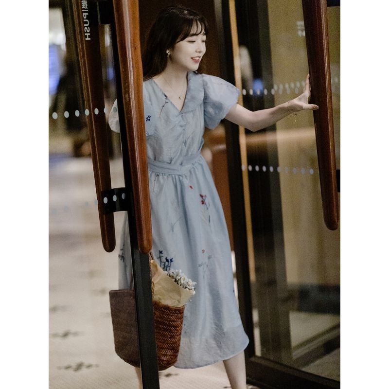 Đầm midi  Lửng Tay Ngắn Thêu Hoa Nhỏ Màu Xanh Dương Thời Trang Mùa Hè 2023