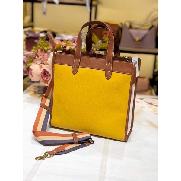 Túi tote Coach Disney X Field màu vàng cá tính