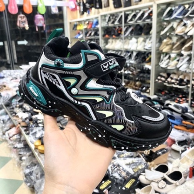 Giày thể thao bé trai chất đẹp màu đen chấm size 33-37