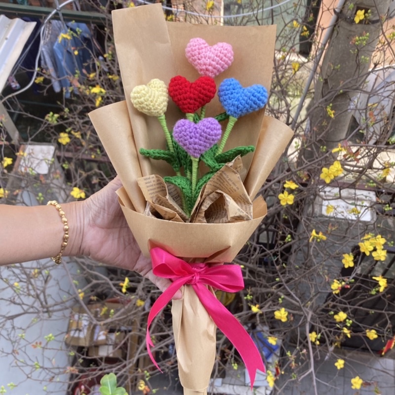 Bông hoa hình trái tim bằng len nhiều màu sắc cho dịp Valentine