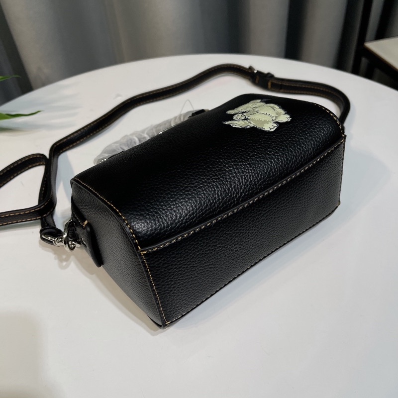 Túi đeo chéo Coach Mini Rowan Crossbody dáng trống