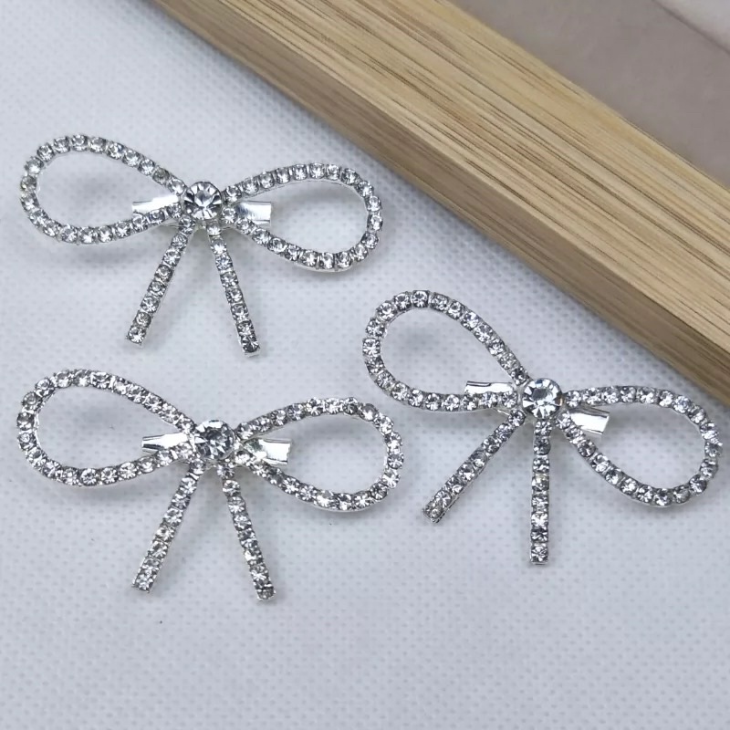 Tag đá cài áo cực sang