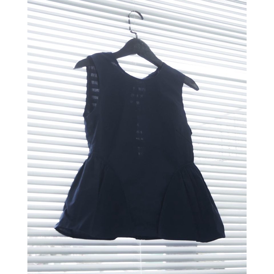 Áo kiểu sát nách thắt dây hở lưng chiết eo 2 bên thời trang GAGO màu xanh đen GA4261