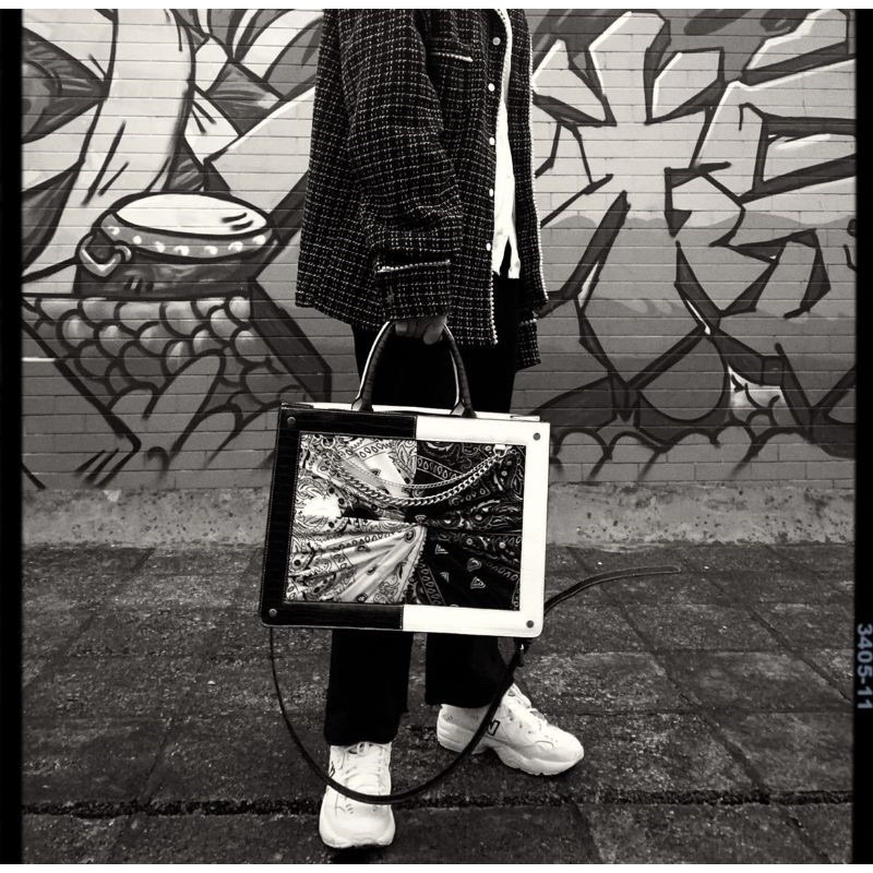 Túi da cầm tay đeo chéo hoạ tiết đen trắng sang trọng kèm hình thật