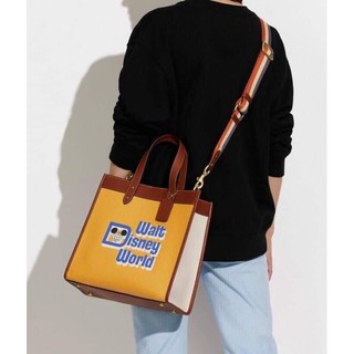 Túi tote Coach Disney X Field màu vàng cá tính