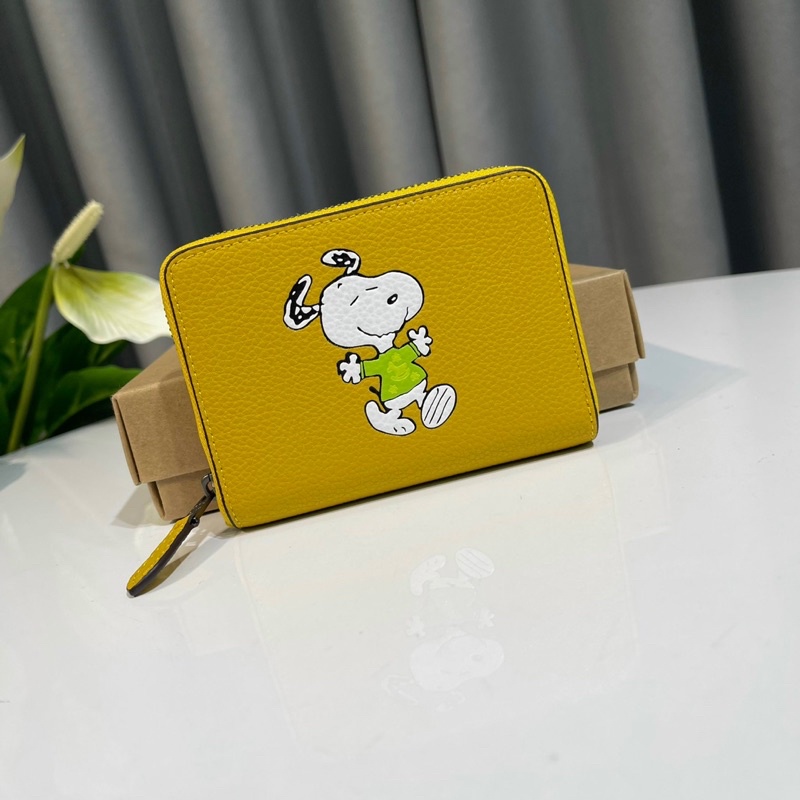 Ví ngắn Coach X Peanuts Zip màu vàng