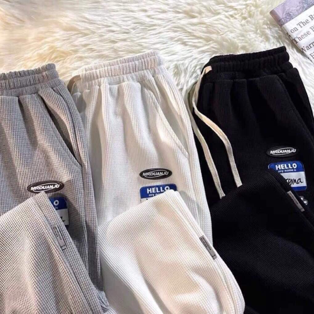Quần nỉ bo gấu có logo - Quần jogger màu trơn đính logo
