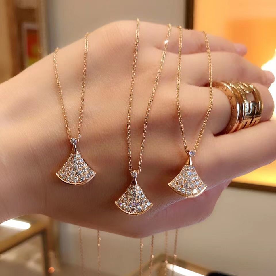 Dây Chuyền Mặt Hình Quạt ulgari 18K Màu Trắng Phong Cách Cổ Điển