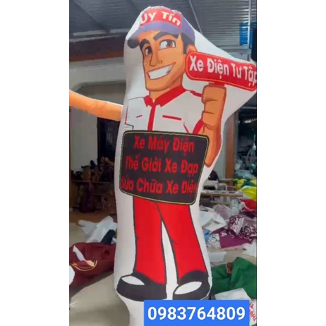 Rối hơi vẫy tay quảng cáo. Hàng đặt trứơc