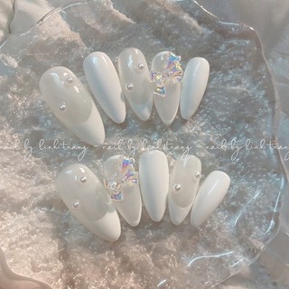 Nailbox thiết kế màu trắng, đính nơ giản dị, sang trọng, móng giả thiết kế, móng up thiết kế