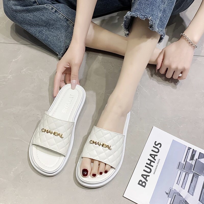 DÉP LÊ NỮ, THỜI TRANG TRẦN TRÁM ĐẾ BÁNH MÌ QUAI NGANG ROSA GẮN CHỮ DD-0282