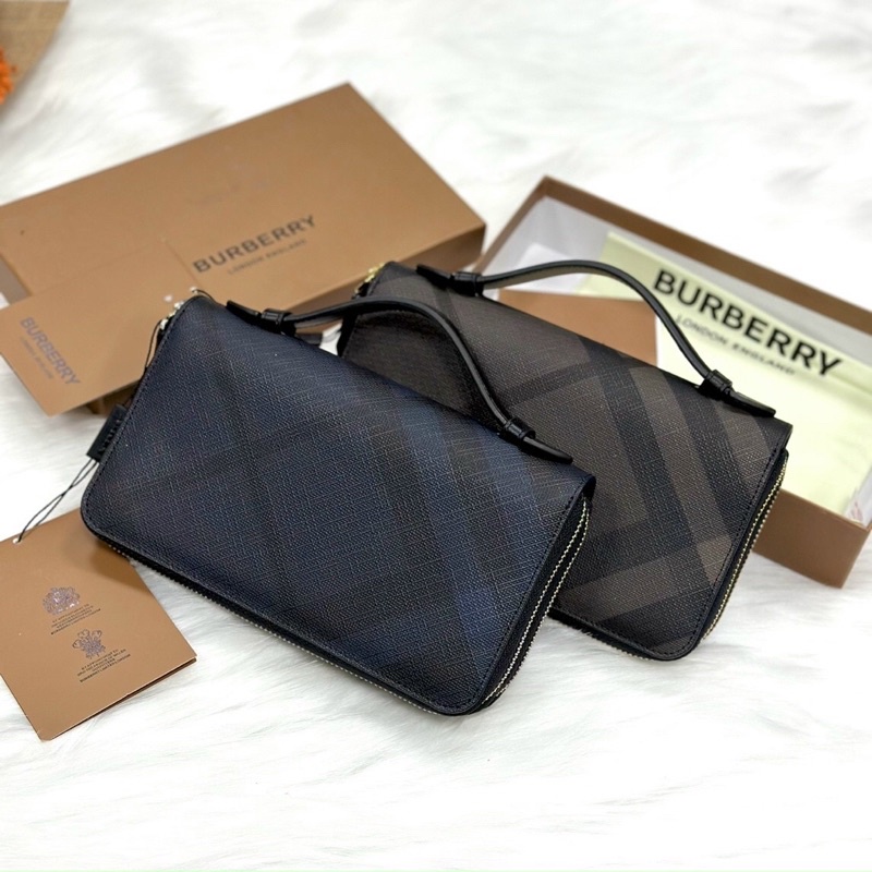 Clutch Burberry chất da xước chống bẩn siêu xịn, 2 ngăn lớn, nhiều ngăn thẻ, có quai cầm tay, màu sang chảnh