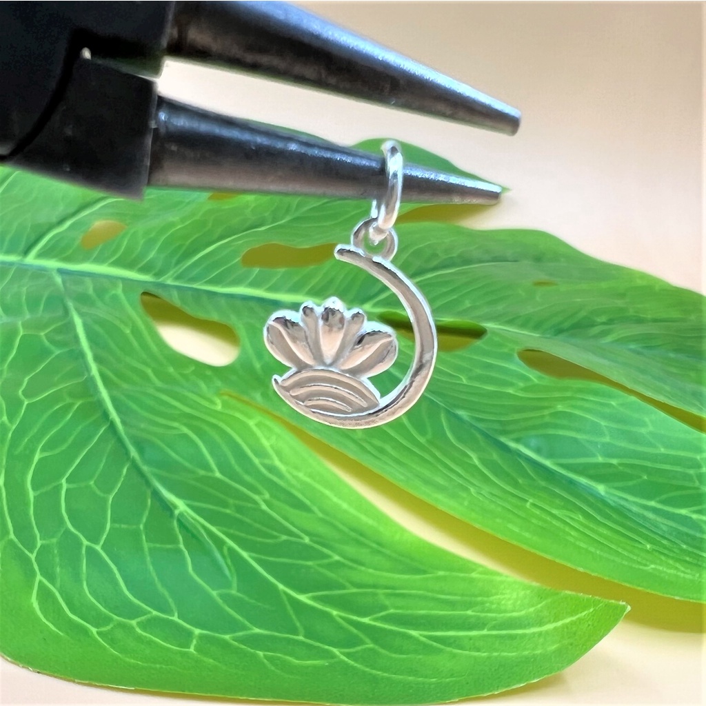 Charm treo biểu tượng thiên nga trên mình đài hoa sen - Charm Bạc 925 - Mã CB835