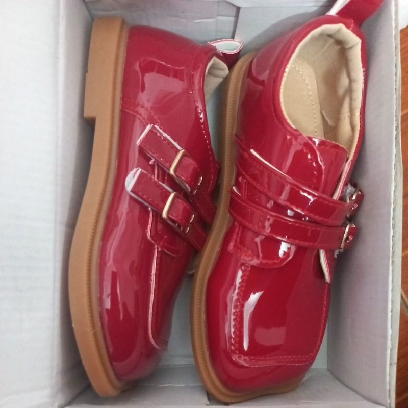 Giày đỏ bé gái