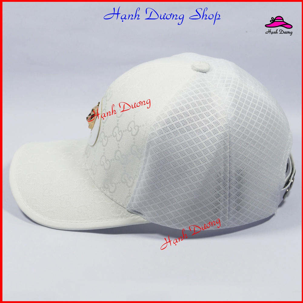 Mũ lưỡi trai có gắn mặt sắt với thiết kế thời thượng. Nón có chất liệu vải mềm mại phù hợp cho cả nam và nữ