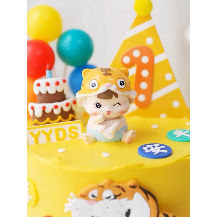 Trang trí bé gái đội mũ hổ quần hồng + bình sữa