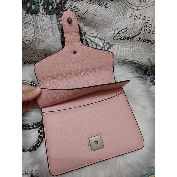 Túi đeo chéo GC đầu rồng hồng nude da bò 2 nắp 16x20 có test da