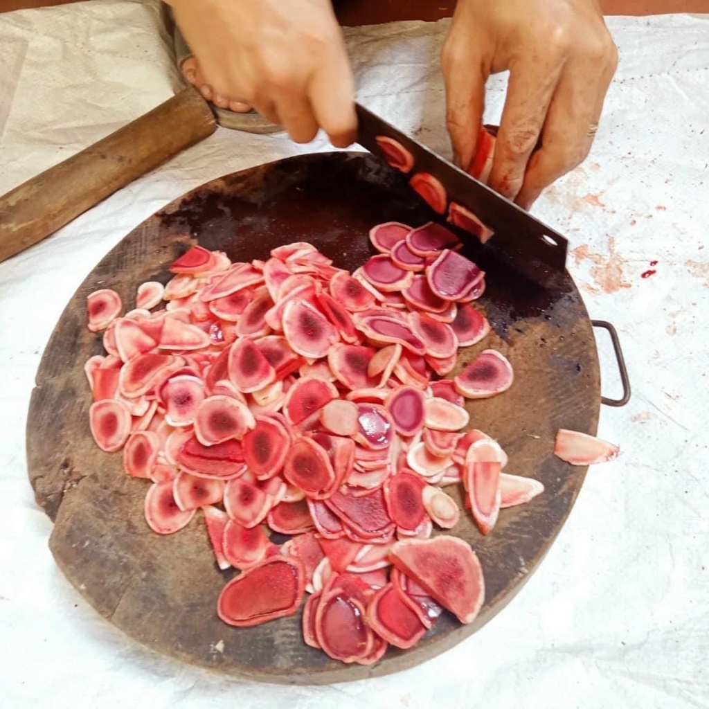 Nhung hươu khô sấy lạnh từ nhung hươu tươi thái lát, đảm bảo giữ nguyên lượng huyết, dinh dưỡng. Nhung hươu tăng cân