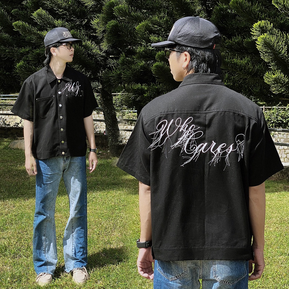 Áo sơ mi tay ngắn WHO CONCEPT, sơ mi boxy màu đen, nút kim loại