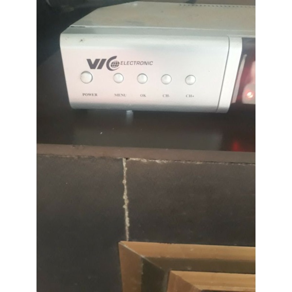 đầu thu kỹ thuật số truyền hình vic, có kết nối cổng USB xạc điện thoại, kết nối với chảo để thu phát truyền hình