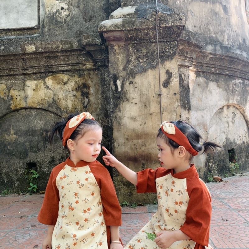 Áo dài cách tân cho bé trai và bé gái màu cam pha màu be và họa tiết hoa lá cực sang choảnh