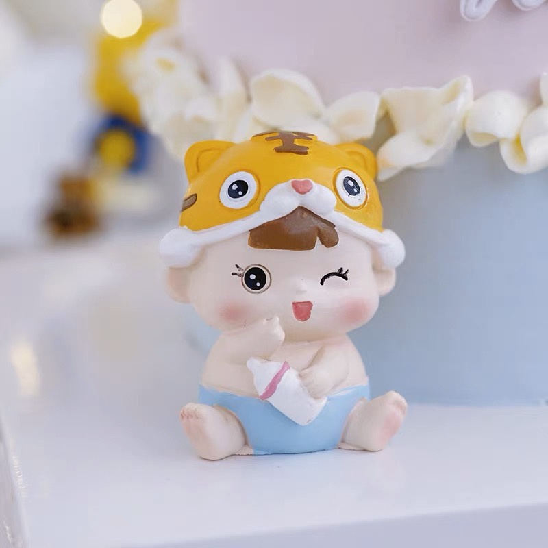 Trang trí bé trai đội mũ hổ quần xanh + bình sữa