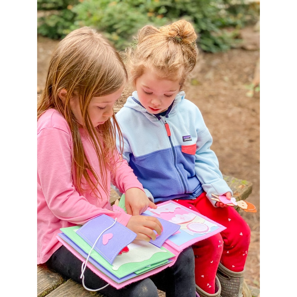 Sách Vải Một Ngày Của Bé - Phiên Bản Bé Gái - Quà Tặng Đồ Chơi Cho Bé