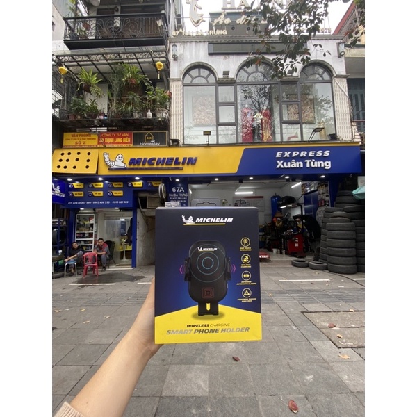 Giá đỡ điện thoại tự động kiêm Sạc không dây nhanh 2in1 Michelin