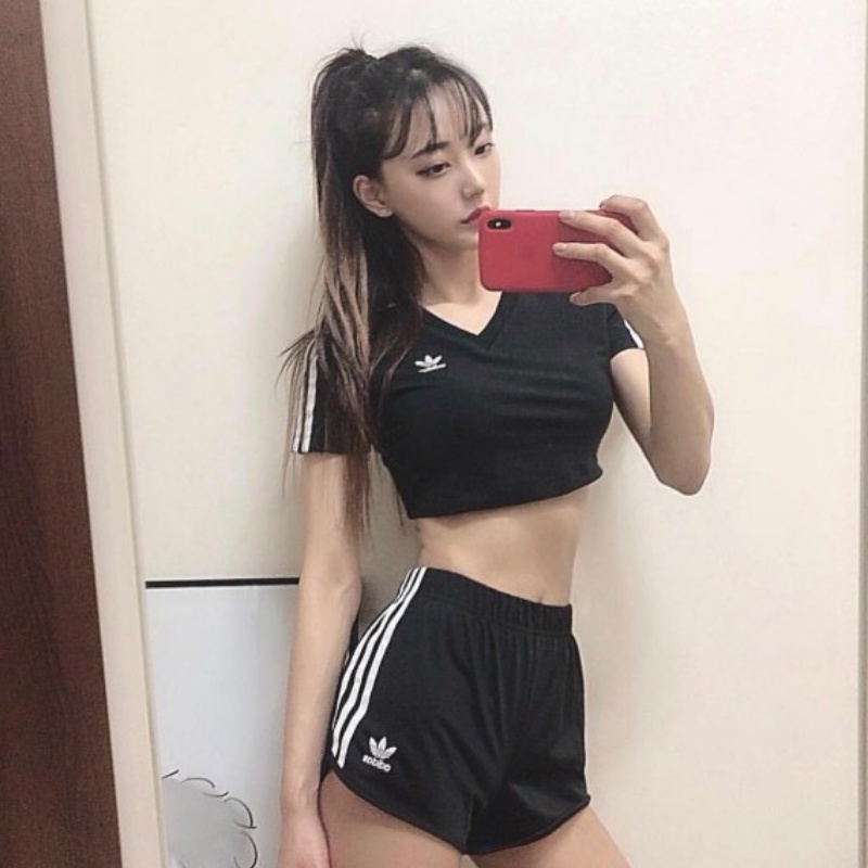 Áo Thun Adidas 100% Chính Hãng Cổ Chữ V Ngắn Tay Hoa Văn Kẻ Sọc Dành Cho Nữ