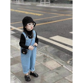 Set yếm jeans áo len tăm cho bé