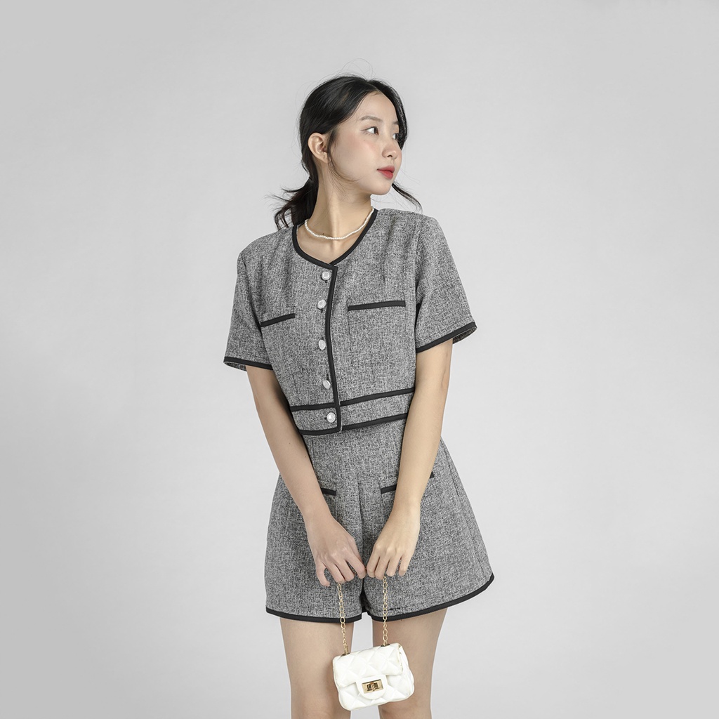Set đồ nữ sang chảnh FM Style cổ tròn đính nút phối viền túi kèm quần short lưng cao thời trang Hàn Quốc 211040011