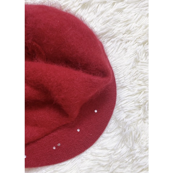 Nón nỉ màu đỏ đô