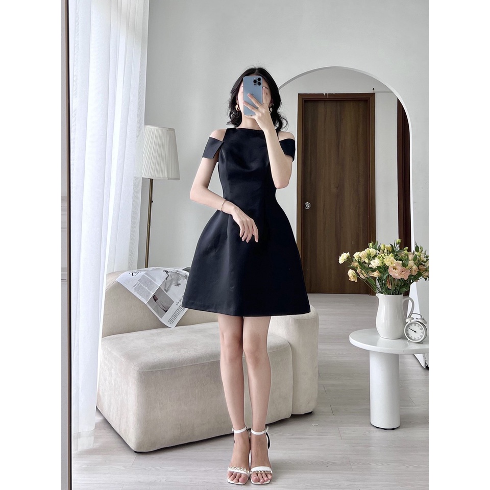 MEET - Đầm Đen Khoét Vai Trơn