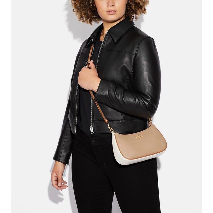 Túi đeo chéo đeo vai Coach Teri dáng thuyền màu nude