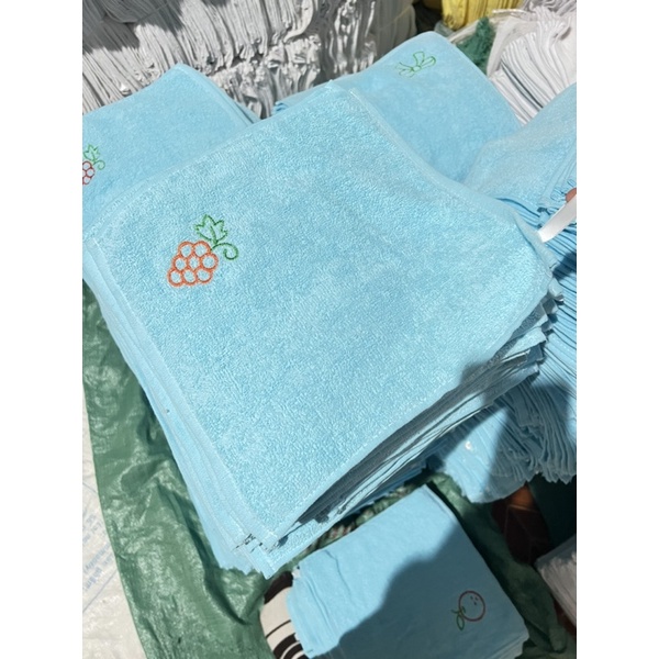 Combo  100 khăn mầm  non thêu ký hiệu khác nhau có móc treo