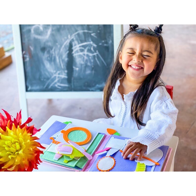 Sách Vải Một Ngày Của Bé - Phiên Bản Bé Gái - Quà Tặng Đồ Chơi Cho Bé