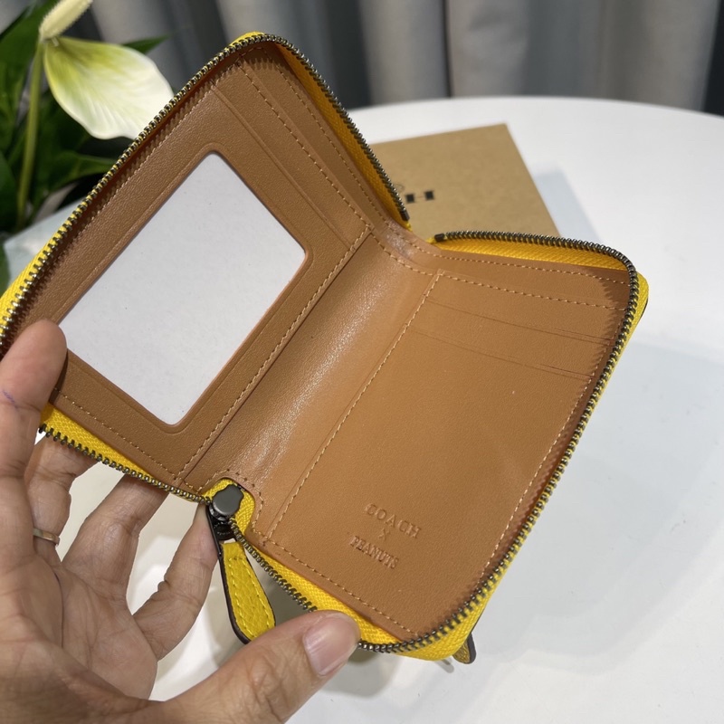 Ví ngắn Coach X Peanuts Zip màu vàng