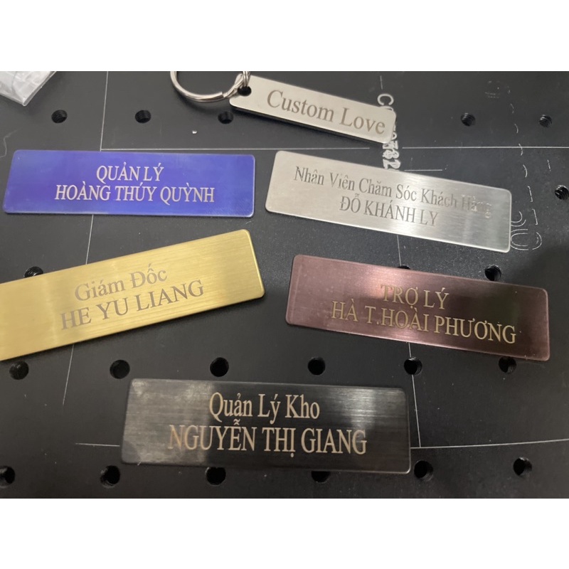 Thẻ tên nhân viên bằng thép không gỉ kim loại điêu khắc theo nội dung yêu cầu