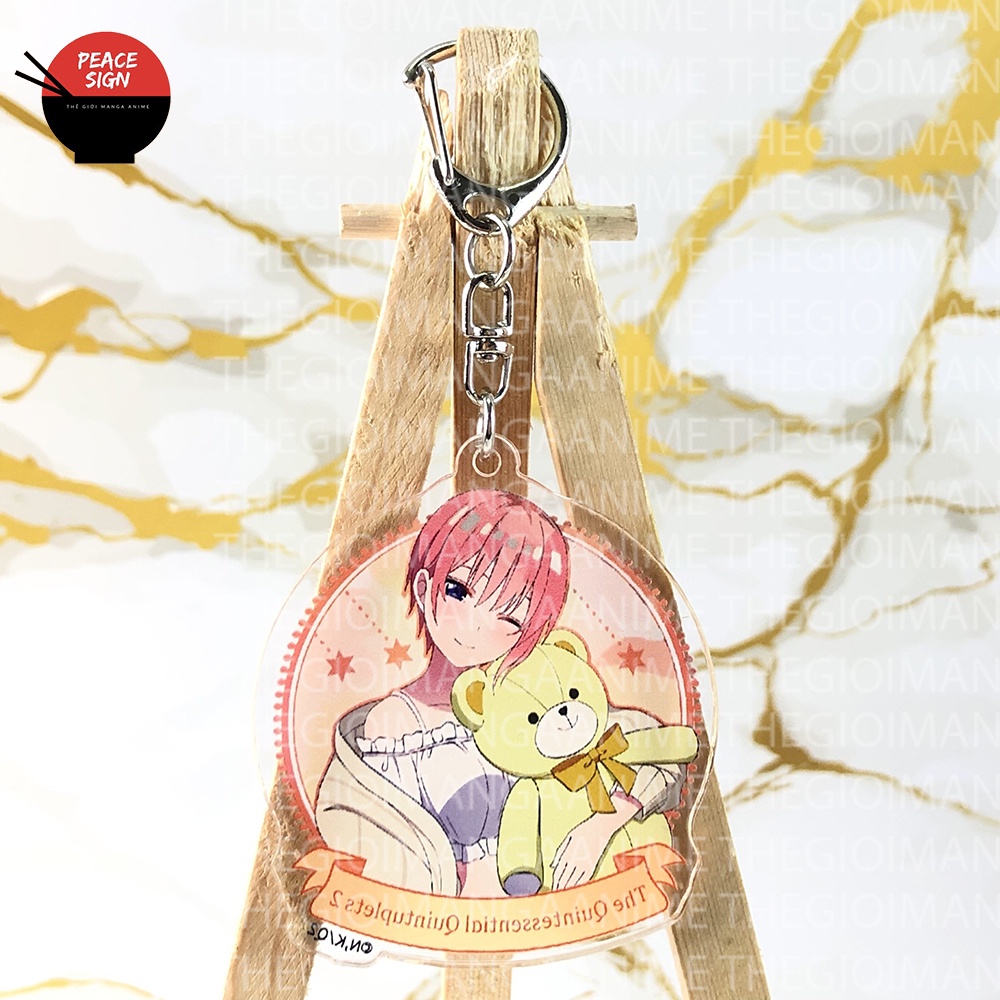 Móc khóa NHÀ CÓ NĂM NÀNG DÂU ver ÔM GẤU TRÒN quà tặng manga chibi mica anime arcylic dễ thương