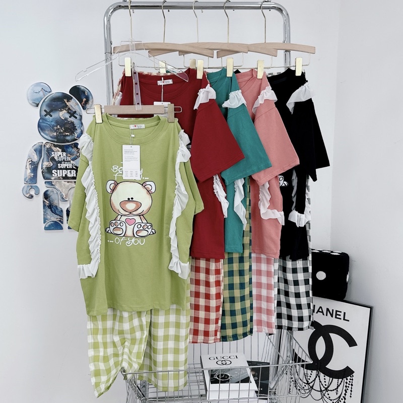 [ 𝐅𝐑𝐄𝐄 𝐒𝐇𝐈𝐏 ] Set áo phông gấu viền bèo mix quần suông caro Áo cotton khô QC l1 dày dặn, nẹp viền cổ cẩn thận, hình ép