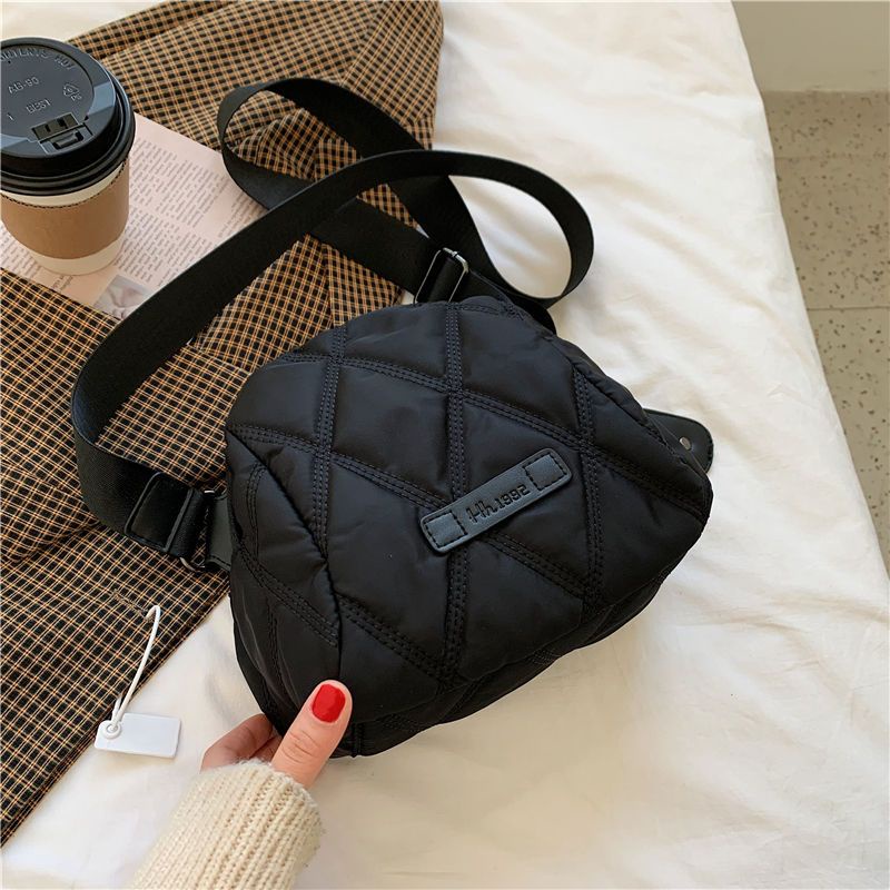 Túi Đeo Chéo Vai Thời Trang Phong Cách Mới 2022 Họa Tiết Thêu Kim Cương Dễ Phối Đồ Cho Nữ